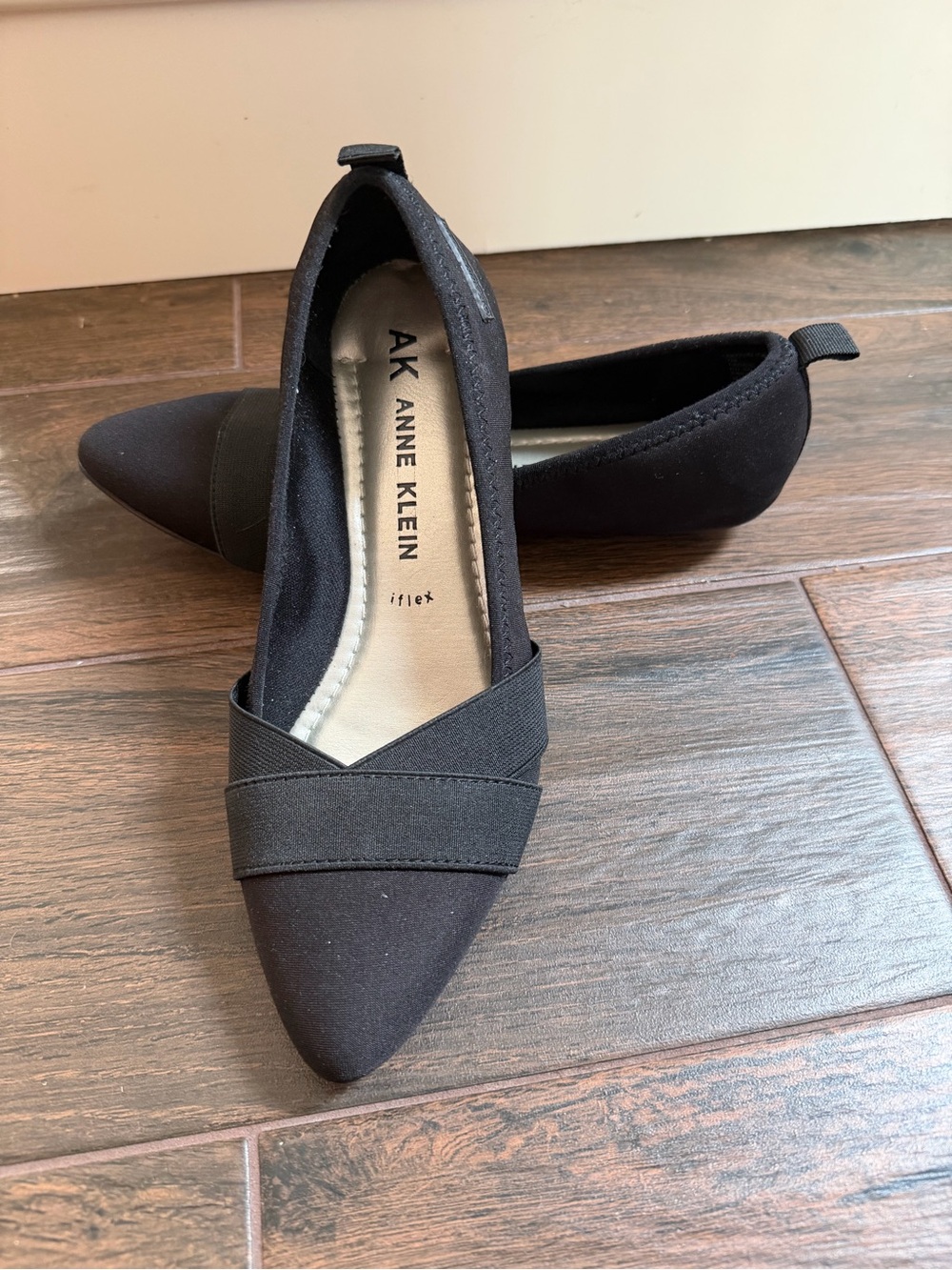 Anne Klein Black Pointed-Toe Crossband Flats Womens shoes 7 office casual work